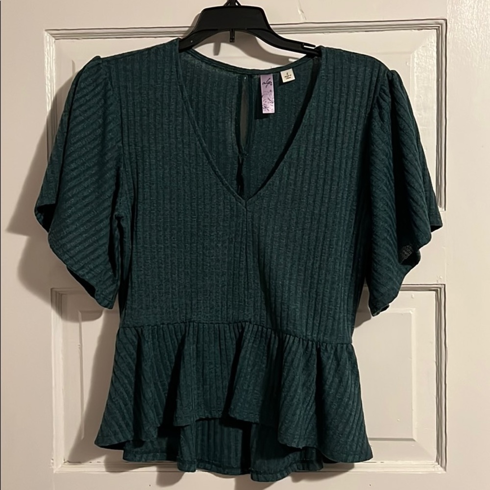 Short sleeve, slightly cropped top